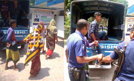 শাহজাদপুরে দুপক্ষের দফায় দফায় সংঘর্ষ শতাধিক আহতঃ মহিলাসহ ১৪ জন গ্রেপ্তার