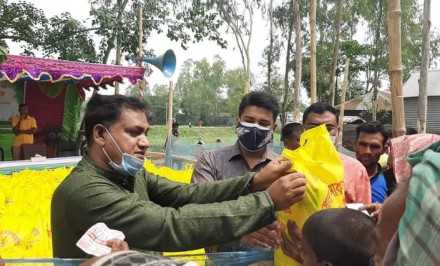 শাহজাদপুরে ১ হাজার পরিবারকে শিল্পপতি সাকলাইন সেলিমের ঈদ উপহার বিতরণ