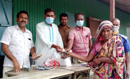 শাহজাদপুরে ঈদ উপলক্ষ্যে দুঃস্থ ও দরিদ্রদের মাঝে প্রধানমন্ত্রীর উপহার বিতরণ শুরু