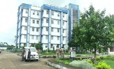 হাসপাতালের পেছনে মিলল করোনা রোগীর লাশ