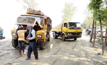 শাহজাদপুরে সড়ক মহাসড়ক দখল করে চলছে অবৈধ বালুর ব্যবসা
