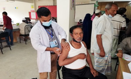 শাহজাদপুরে করোনা টিকা গ্রহণে মানুষের আগ্রহ বাড়ছে
