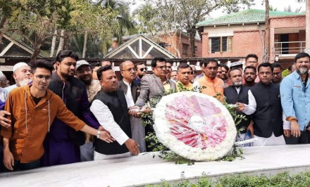 বঙ্গবন্ধুর সমাধীতে শ্রদ্ধা নিবেদন করলেন শাহজাদপুরের মেয়র ও কাউন্সিলরগণ