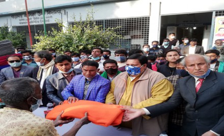 শাহজাদপুরে সাবেক এমপি চয়ন ইসলামের কম্বল ও মাস্ক বিতরন