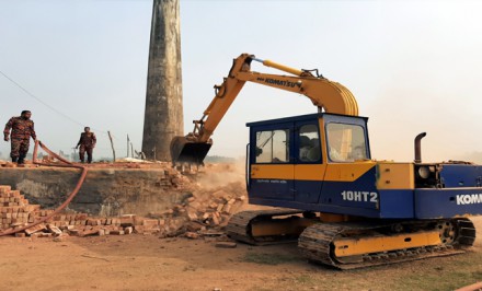 শাহজাদপুরে অবৈধ ইটভাটা গুড়িয়ে দিলো ভ্রাম্যমাণ আদালত