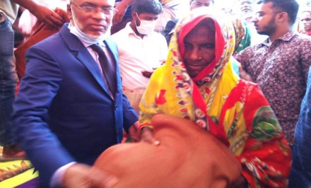 শাহজাদপুরে ৬'শ শীতার্তদের মাঝে শীতবস্ত্র বিতরণ