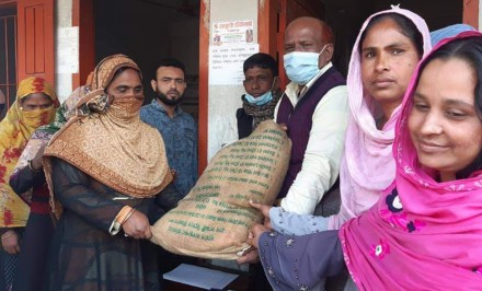 শাহজাদপুরের হাবিবুল্লাহনগরে শীতবস্ত্র ও শুকনা খাদ্য সামগ্রী বিতরণ