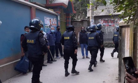 শাহজাদপুরে জঙ্গি আস্তানায় র‍্যাবের অভিযান চলছে