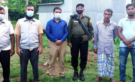 একদিনে ৫স্কুলছাত্রীকে বাল্যবিবাহ থেকে রক্ষা করলেন বেলকুচির ইউএনও