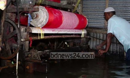 বন্যায় বিপর্যস্ত সিরাজগঞ্জের তাঁতিরা