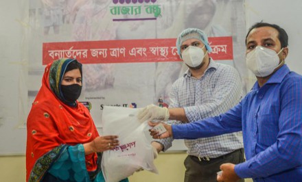 টাঙ্গাইল ও সিরাজগঞ্জে বন্যাদুর্গতদের পাশে ‘বাজারবন্ধু’