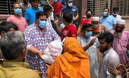 শাহজাদপুরে বানভাসিদের পাশে সাবেক এমপি চয়ন