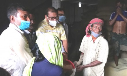 কৈজুরী ইউনিয়নে প্রধানমন্ত্রীর ঈদ উপহার ভিজিএফ এর চাল বিতরণ