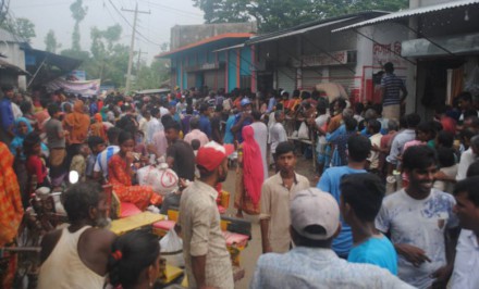 শাহজাদপুরে স্বাস্থ্য বিধি অমান্য করে ভিজিএফের চাল বিতরণ