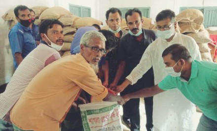 পোরজনা ইউনিয়নে বানভাসী দুঃস্থ পরিবারের মাঝে চাউল বিতরণ