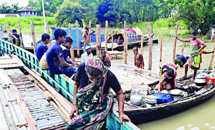 বন্যার পানি ঢুকে পড়েছে শহরেও