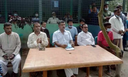 শাহজাদপুরে কবর খনন কর্মীদের মাঝে উপহার সামগ্রী তুলে দিলেন মিরু