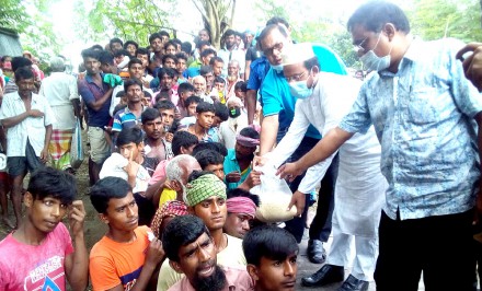 শাহজাদপুরে যমুনার চরাঞ্চলের ৫’শ বন্যার্ত পেল ত্রাণ