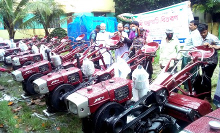 শাহজাদপুরে কৃষি যন্ত্রপাতি বিতরণ
