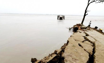 সিরাজগঞ্জে ১০০ মিটার বাঁধ নদীগর্ভে বিলীন, আতঙ্ক