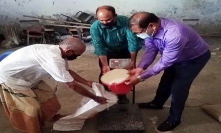 শাহজাদপুর কৈজুরী ইউনিয়নে দুস্থ ও অসহায় পরিবারের মাঝে চাউল বিতরণ