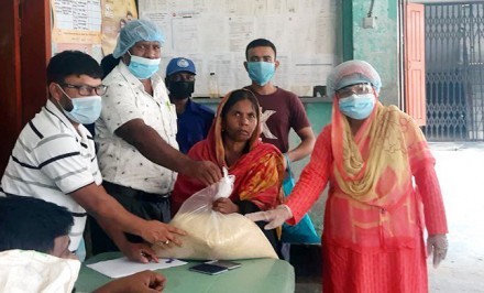 শাহজাদপুর হাবিবুল্লাহ নগর ইউনিয়নে অসহায় ও দুস্থ পরিবারের মাঝে চাউল বিতরণ