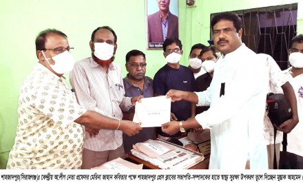 শাহজাদপুরে সাংবাদিকদের স্বাস্থ্য সুরক্ষা উপকরণ দিলেন মেরিনা জাহান কবিতা