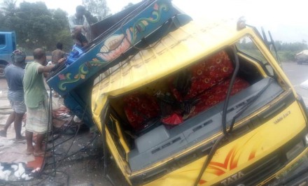 সিরাজগঞ্জে ২ ট্রাকের সংঘর্ষে তিন জন নিহত