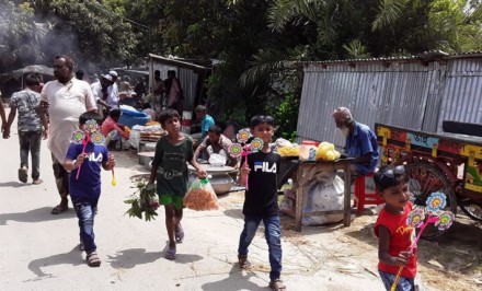করোনাভাইরাস: বিধিনিষেধ অমান্য করে তাড়াশে চলছে গ্রাম্য মেলা