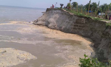 যমুনা ‘গিলে খাচ্ছে’ শত শত ঘর, ছোট হচ্ছে স্থলভাগ