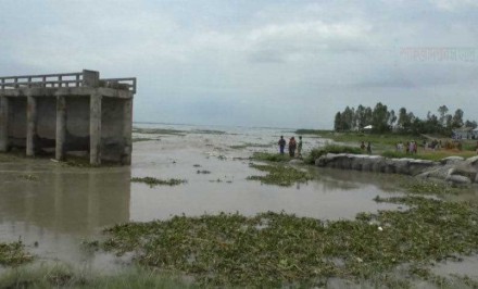 যমুনার স্পার বাঁধে ধস, শতাধিক ঘরবাড়ি নদীতে