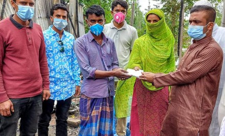 ফেসবুকের কল্যাণে তাড়াশে অগ্নিকাণ্ডে ক্ষতিগ্রস্ত পরিবারের পাশে মামুন বিশ্বাস