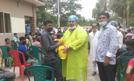 চা বিক্রেতাদের খাদ্য সহায়তা দিলেন সাবেক এমপি চয়ন