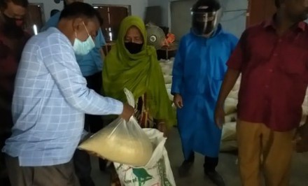 শাহজাদপুরে ৪'শ পরিবারকে ত্রাণ সহযোগিতা করলেন ইউপি চেয়ারম্যান মোহাম্মদ আলী