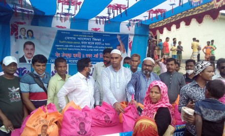 শাহজাদপুরে অসহায় ৫'শ পরিবারকে ঈদ উপহার দিলেন কেন্দ্রীয় স্বেচ্ছাসেবক দল নেতা গোলাম সরোয়ার