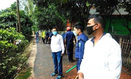 লুটপাটে বাধা দেওয়ায় পুলিশের উপর কাউন্সিলরের লোকজনের হামলা