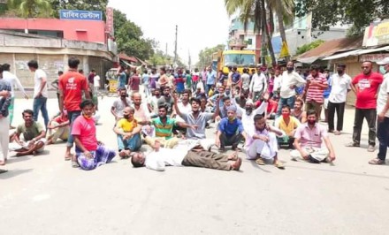 সিরাজগঞ্জে খাদ্যসামগ্রীর দাবিতে বাস শ্রমিকদের সড়ক অবরোধ করে বিক্ষোভ
