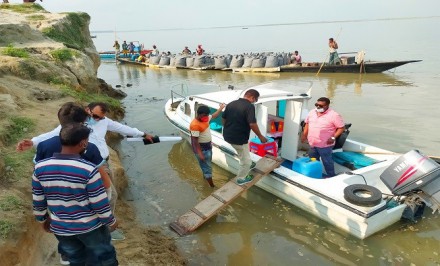 এনায়েতপুরে ভাঙ্গন ঠেকাতে জিও ব্যাগ ডাম্পিং শুরু