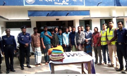 শাহজাদপুরে গুলি, রিভলবার, অস্ত্রসহ ৯ ডাকাতকে গ্রেফতার করেছে পুলিশ