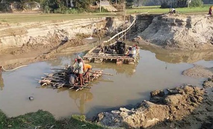 শাহজাদপুরে ভ্রাম্যমাণ আদালতের অভিযানে অবৈধ ড্রেজার জব্দ