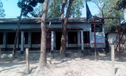 শাহজাদপুরে হাট বায়ড়া প্রাইমারি স্কুলের প্রধান শিক্ষককে বদলীর দাবি