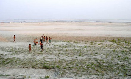 উত্তরাঞ্চলের নদ-নদীর বুকে ধুঁ-ধুঁ বালুচর!