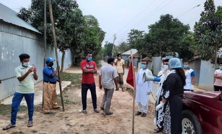 করোনা সন্দেহে তাড়াশে স্বাস্থ্য কর্মকর্তার নমুনা সংগ্রহ