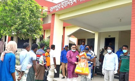 বেড়ার রুপপুর ইউনিয়নের ৪’শ ১৮ জন অসহায়ের মাঝে ত্রাণ বিতরণ