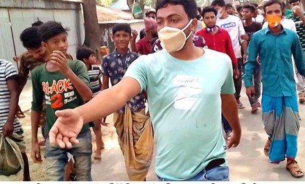 শাহজাদপুরে ত্রাণের দাবীতে লকডাউন ভেঙ্গে রাজপথে অসহায়দের বিক্ষোভ