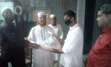 শাহজাদপুরে ৪'শ অসহায় মানুষের পাশে দাঁড়ালেন শিল্পপতি আজাদ