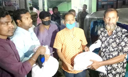 রাতের আঁধারে দুস্থদের পাশে ত্রাণ নিয়ে দাঁড়ালেন এ্যাড. এসএ হামিদ লাবলু ও রাজীব শেখ