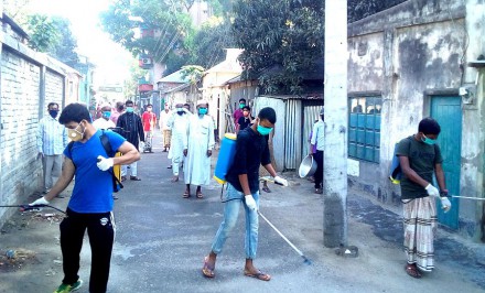 শাহজাদপুরে গ্রামকে জীবাণুমুক্ত করতে স্বেচ্ছাশ্রমের ব্যতিক্রমী উদ্যোগ