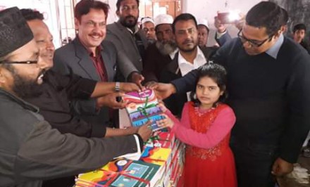 শাহজাদপুরে মাদরাসা শিক্ষার্থীদের মাঝে বই বিতরণ