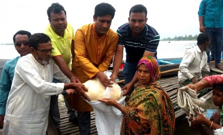 শাহজাদপুরে কৈজুরী ও সোনাতনী ইউনিয়নের ১২'শ বন্যার্তদের মধ্যে ত্রাণ বিতরণ